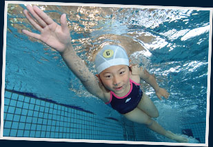 クロールを泳ぐ女の子水中写真